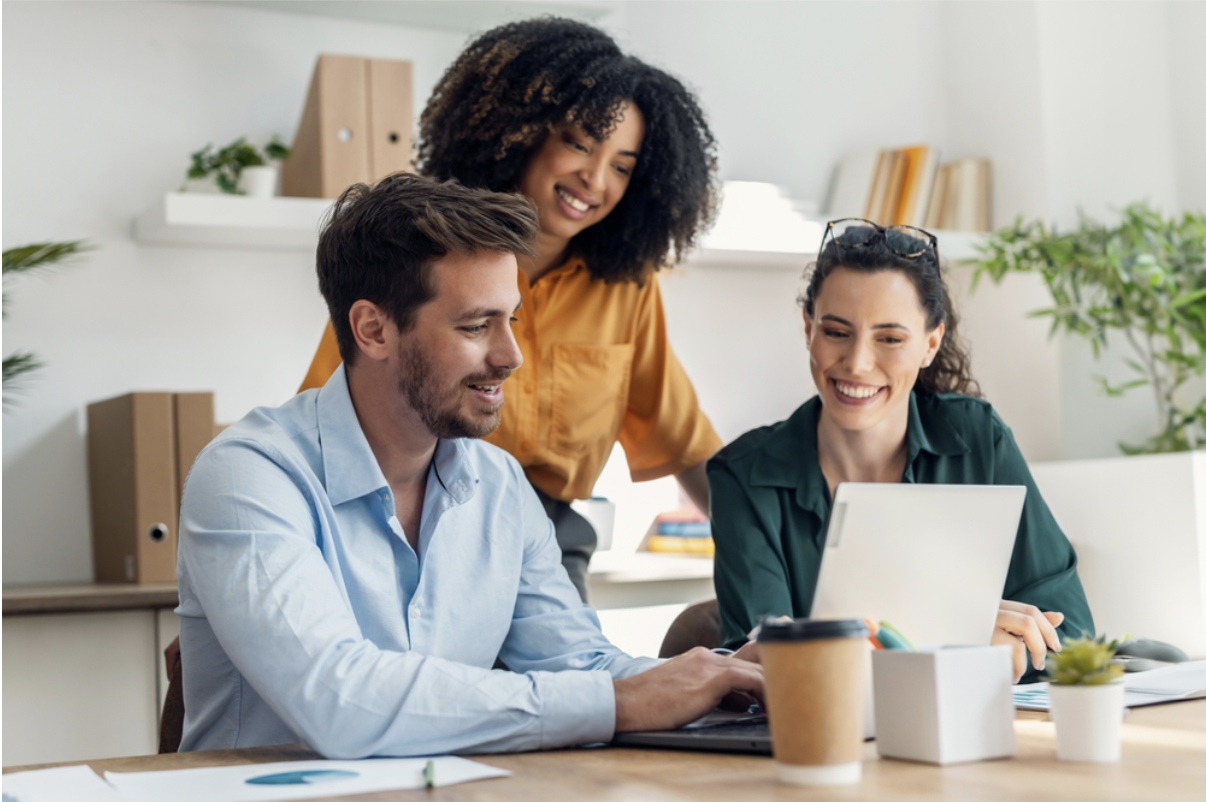 Équipe souriante comparant les offres de box internet pour choisir le meilleur fournisseur
